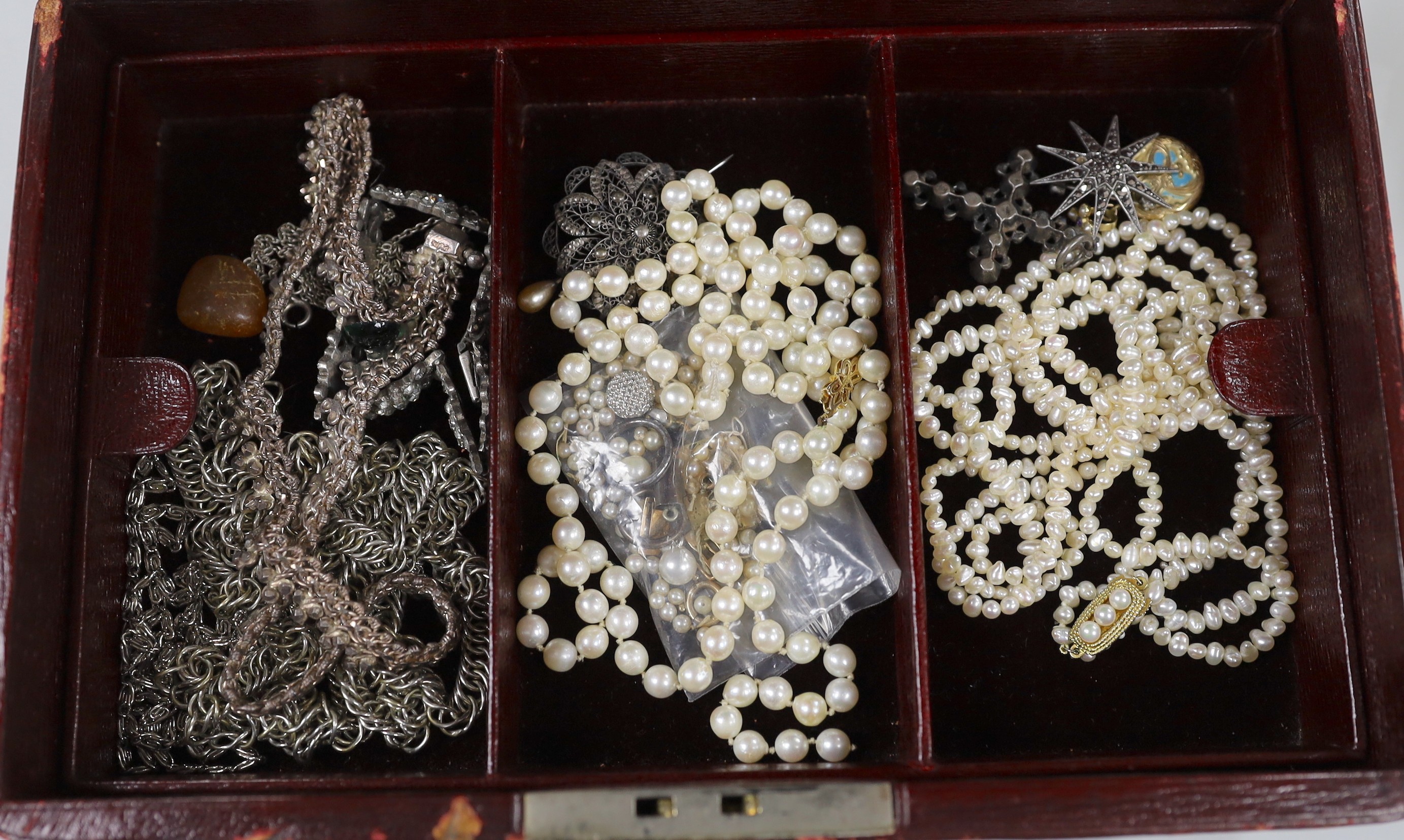 An interesting group of assorted Victorian and later jewellery including a rose cut diamond cluster ring, silver and paste set cluster starburst brooch, pink paste cluster drop earrings, cultured pearl necklace with 9ct